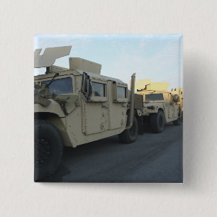 Humvees sitzen am Pier in Morehead City Button