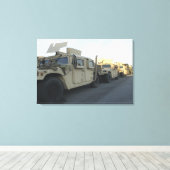 Humvees sitzen am Pier in Morehead City Leinwanddruck (Insitu (Holzboden))
