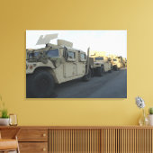 Humvees sitzen am Pier in Morehead City Leinwanddruck (Insitu (Wohnzimmer))