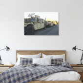 Humvees sitzen am Pier in Morehead City Leinwanddruck (Insitu (Schlafzimmer))