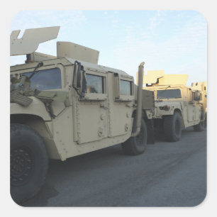 Humvees sitzen am Pier in Morehead City Quadratischer Aufkleber