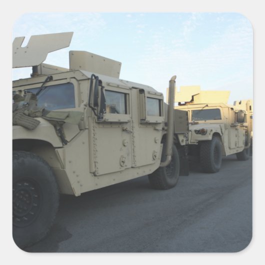 Humvees sitzen am Pier in Morehead City Quadratischer Aufkleber (Vorderseite)