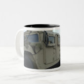 Humvees sitzen am Pier in Morehead City Zweifarbige Tasse (Vorderseite Links)