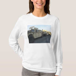 Humvees sitzen auf dem Pier an Morehead Stadt T-Shirt