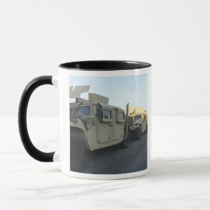 Humvees sitzen auf dem Pier an Morehead Stadt Tasse