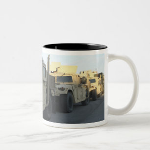 Humvees sitzen auf dem Pier an Morehead Stadt Zweifarbige Tasse