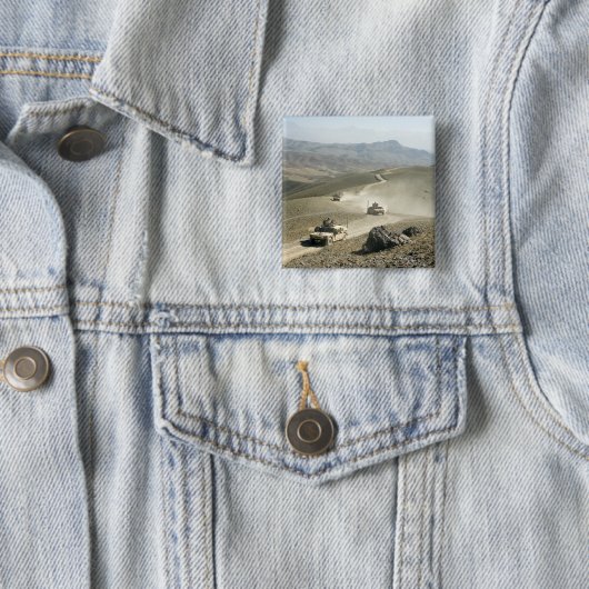 Humvees traverse schroffe Bergstraßen Button (Beispiel)