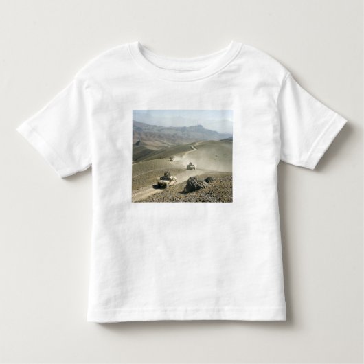 Humvees traverse schroffe Bergstraßen Kleinkind T-shirt (Vorderseite)
