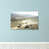 Humvees traverse schroffe Bergstraßen Leinwanddruck (Insitu (Holzboden))
