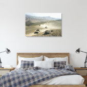 Humvees traverse schroffe Bergstraßen Leinwanddruck (Insitu (Schlafzimmer))