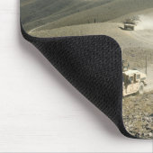 Humvees traverse schroffe Bergstraßen Mousepad (Ecke)