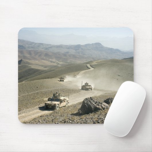 Humvees traverse schroffe Bergstraßen Mousepad (Mit Mouse)
