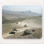 Humvees traverse schroffe Bergstraßen Mousepad (Vorne)