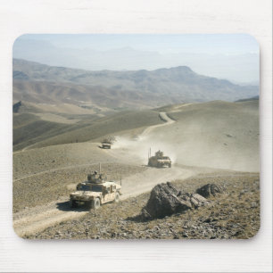 Humvees traverse schroffe Bergstraßen Mousepad