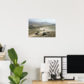 Humvees traverse schroffe Bergstraßen Poster (Heimbüro)