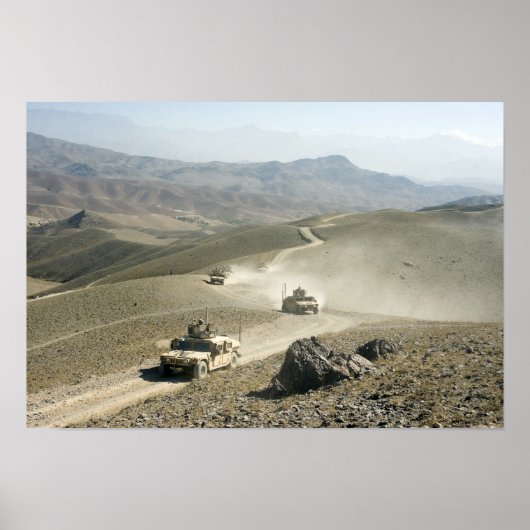 Humvees traverse schroffe Bergstraßen Poster (Vorne)
