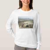 Humvees traverse schroffe Bergstraßen T-Shirt (Vorderseite)
