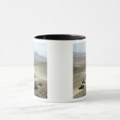 Humvees traverse schroffe Bergstraßen Tasse (Zentrum)