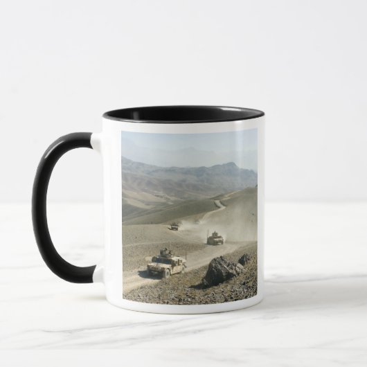 Humvees traverse schroffe Bergstraßen Tasse (Links)