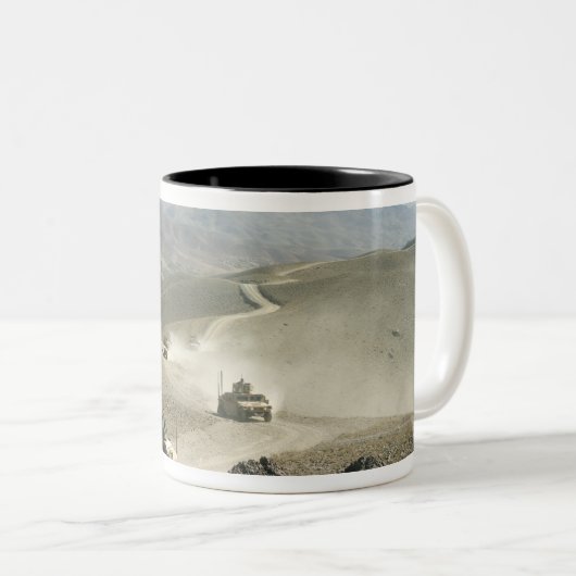 Humvees traverse schroffe Bergstraßen Zweifarbige Tasse (VorderseiteRechts)