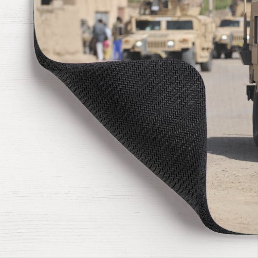 Humvees Verhaltenssicherheit während einer Patroui Mousepad (Ecke)