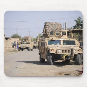 Humvees Verhaltenssicherheit während einer Patroui Mousepad