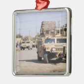 Humvees Verhaltenssicherheit während einer Patroui Silbernes Ornament (Links)