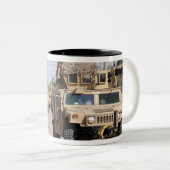 Humvees Verhaltenssicherheit während einer Patroui Zweifarbige Tasse (VorderseiteRechts)