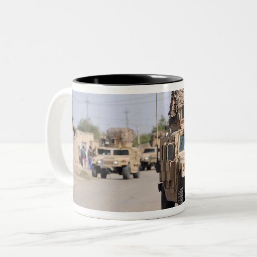 Humvees Verhaltenssicherheit während einer Patroui Zweifarbige Tasse (Vorderseite Links)