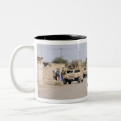Humvees Verhaltenssicherheit während einer Patroui Zweifarbige Tasse (Links)