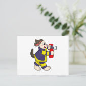 Hund als Feuerwehrmann mit Feuerlöscherin Postkarte (Stehend Vorderseite)