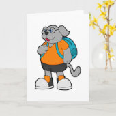 Hund als Hiker mit Rucksack Karte (Gelbe Blume)