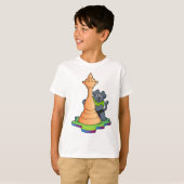 Hund am Schach mit Schachstück Königin T-Shirt (Vorne ganz)