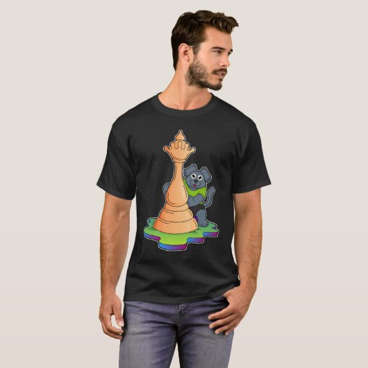 Hund am Schach mit Schachstück Königin T-Shirt (Vorne ganz)