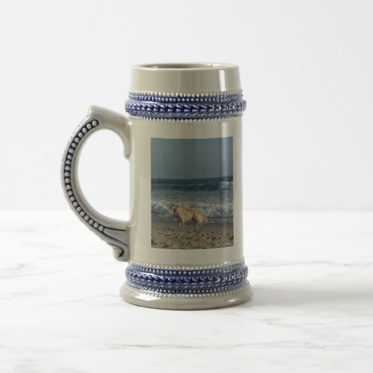 Hund am Strand Bierglas (Links)