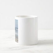 Hund am Strand  Kaffeetasse (Mittel)