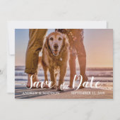 Hund am Strand mit Couple Save the Date Card (Vorderseite)