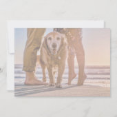 Hund am Strand mit Couple Save the Date Card (Rückseite)