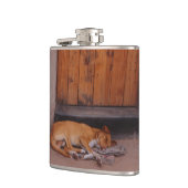 Hund an der Erholung Flachmann (Links)