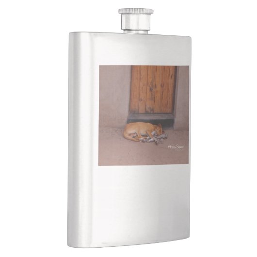 Hund an der Erholung Flachmann (Rechts)