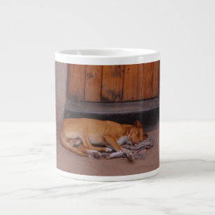 Hund an der Erholung Jumbo-Tasse