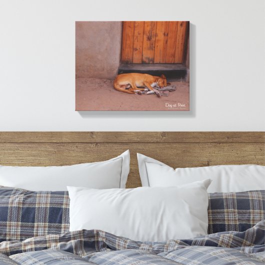 Hund an der Erholung Leinwanddruck (Insitu (Schlafzimmer))