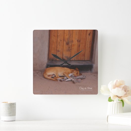 Hund an der Erholung Quadratische Wanduhr (Zuhause)