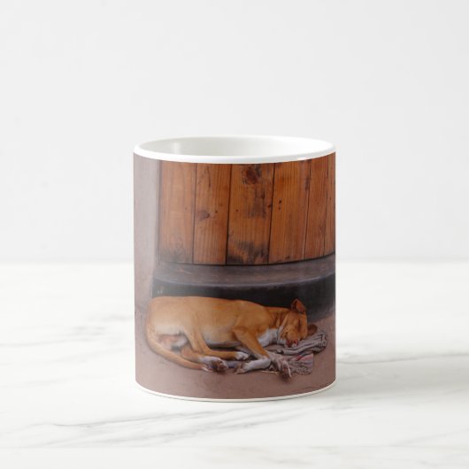 Hund an der Erholung Verwandlungstasse (Mittel)