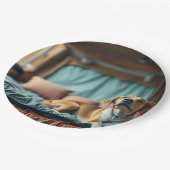 Hund auf Bett Pappteller (Schrägansicht)