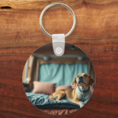 Hund auf Bett Schlüsselanhänger (Vorderseite)