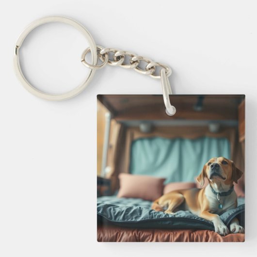 Hund auf Bett Schlüsselanhänger (Vorderseite)