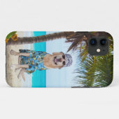 Hund auf dem Strand im hawaiischen Shirt Case-Mate iPhone Hülle (Rückseite (Horizontal))