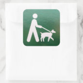 Hund auf einem Leine-Zeichen Quadratischer Aufkleber (Tasche)