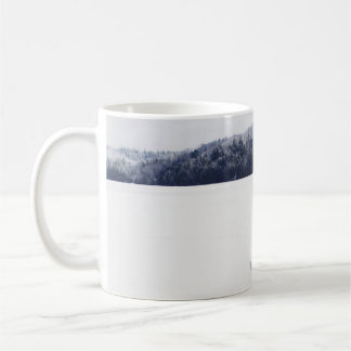 HUND AUF EINER VERSCHNEITEN EBENE KAFFEETASSE